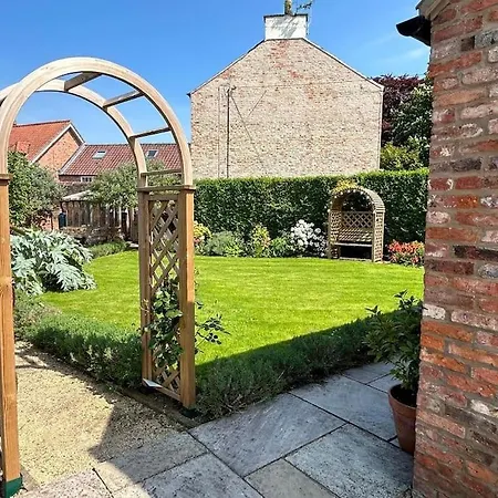 Pretty Garden * Tollerton (Yorkshire)